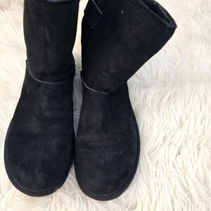 Like New UGG Remora Short Black Snow Boots sz 7